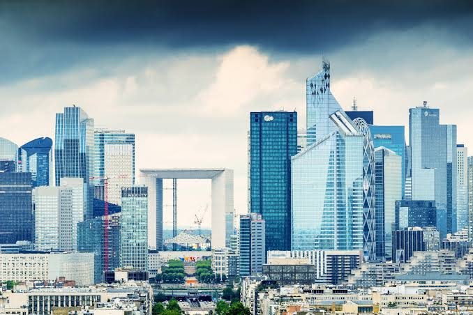 Les tours de bureaux et la Grande Arche du quartier d'affaires de La Défense, desservi en location de bus avec chauffeur