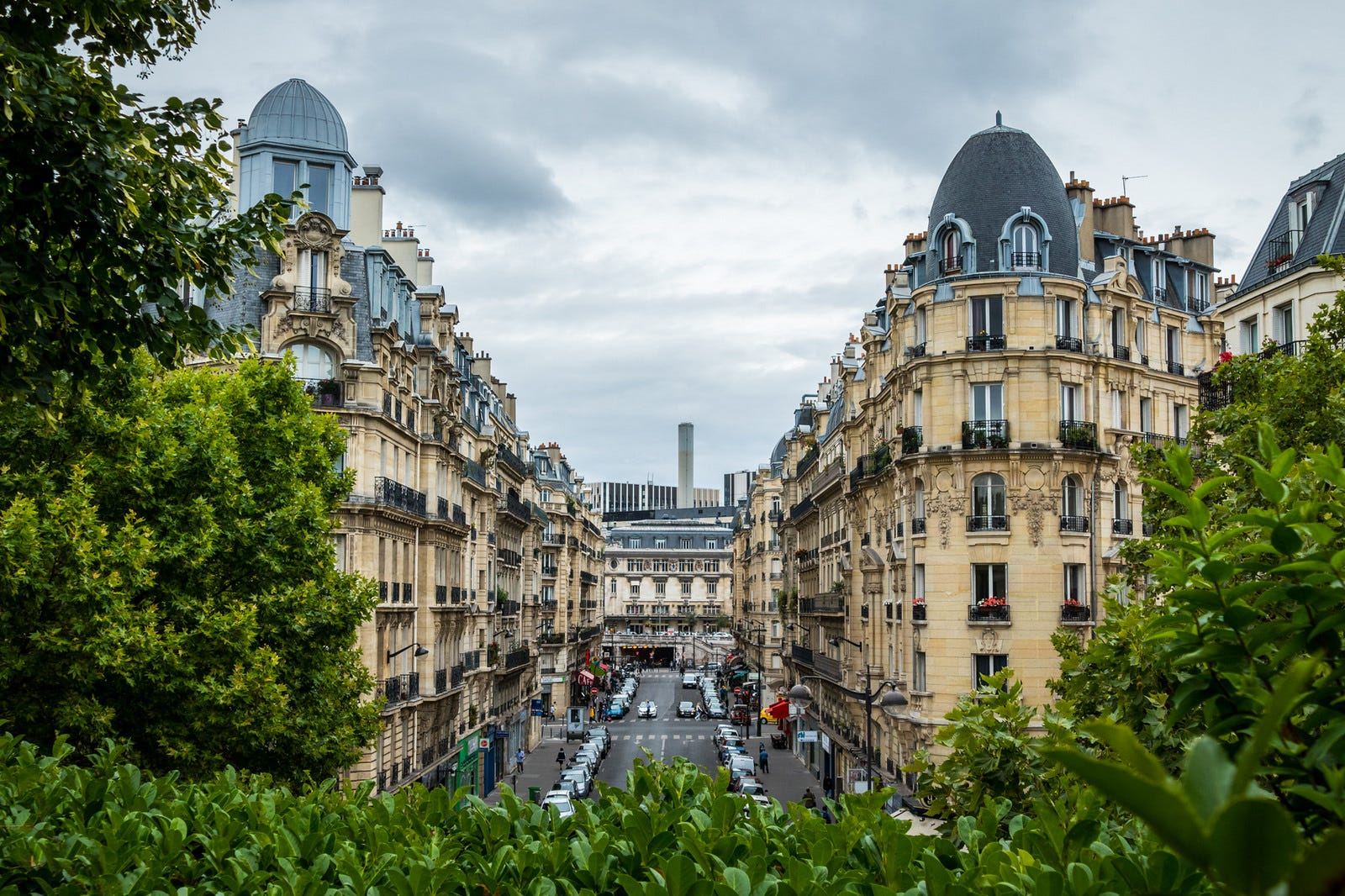 Rue bordée d'immeubles haussmanniens dans le 12e arrondissement de Paris, quartier desservi en location de bus avec chauffeur