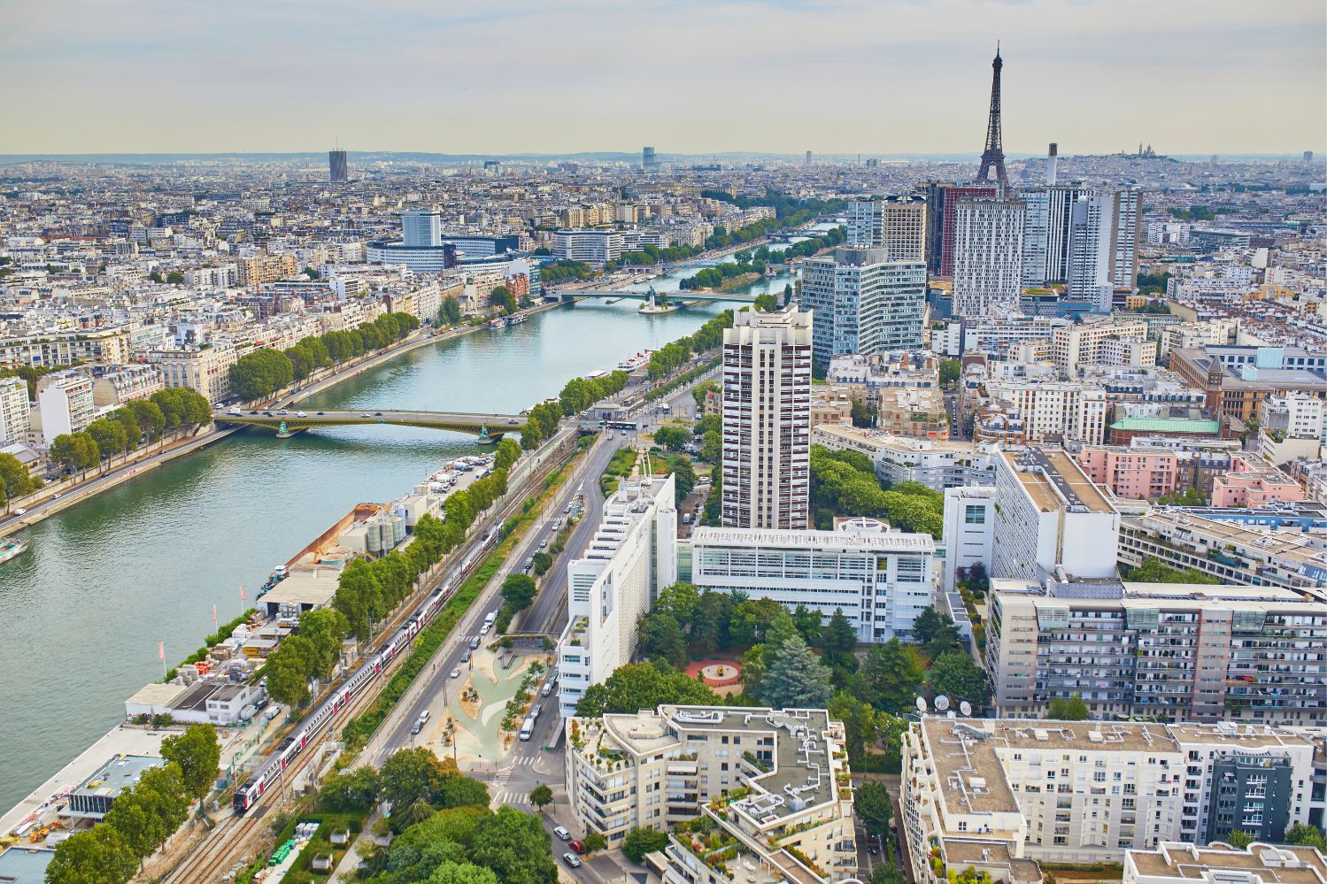 Vue aérienne du Front de Seine, de l'île aux Cygnes et de la tour Eiffel dans le 15e arrondissement de Paris
