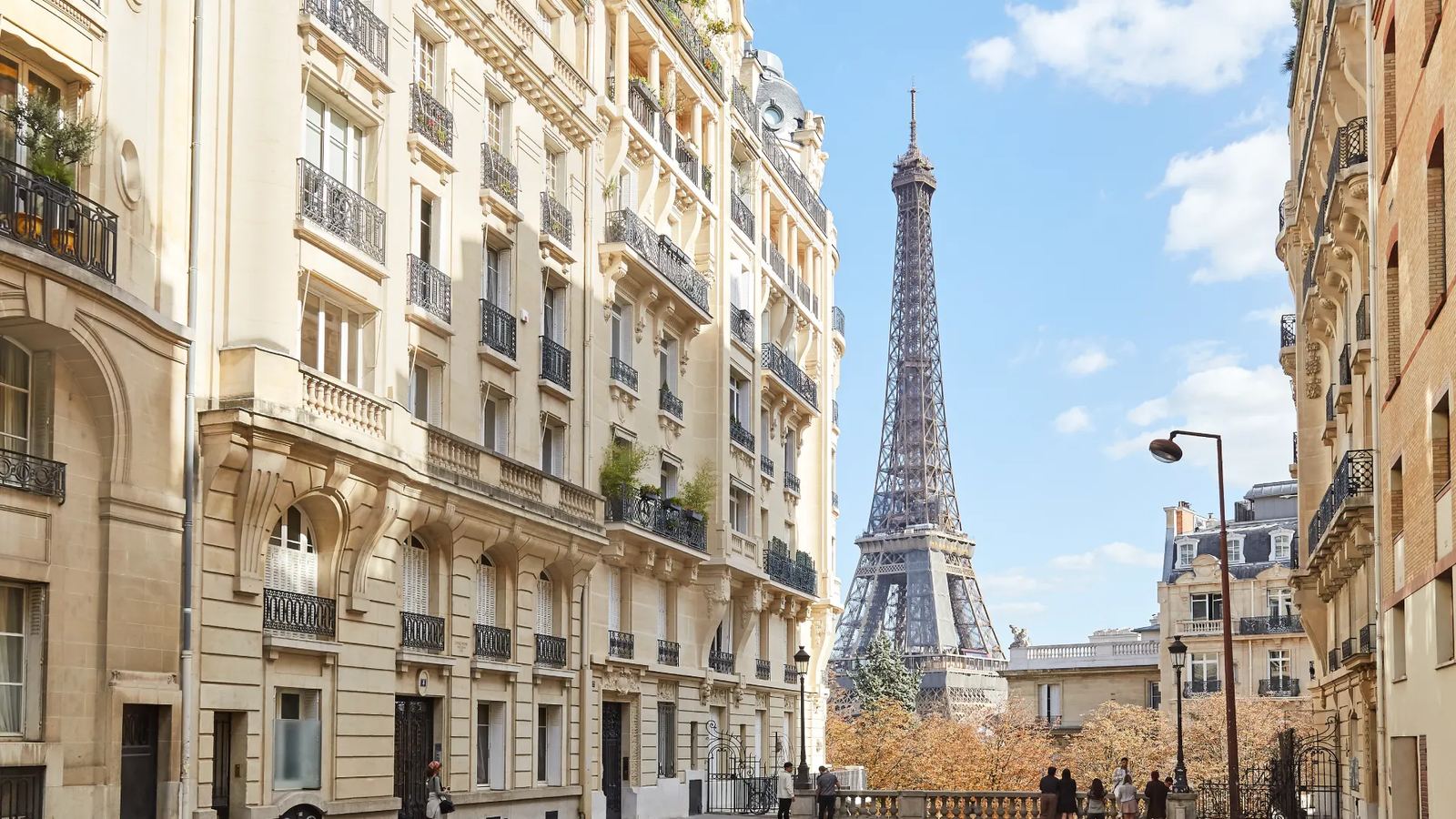 Immeubles haussmanniens de Passy avec vue sur la tour Eiffel dans le 16e arrondissement de Paris