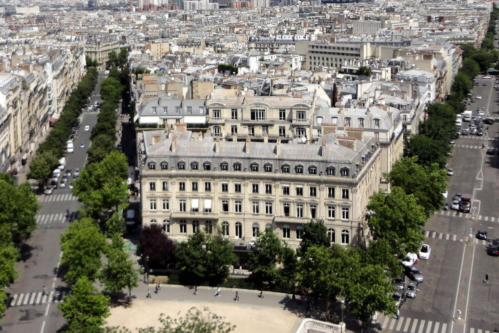 Avenues haussmanniennes arborées du 17e arrondissement de Paris vues depuis l'Arc de Triomphe