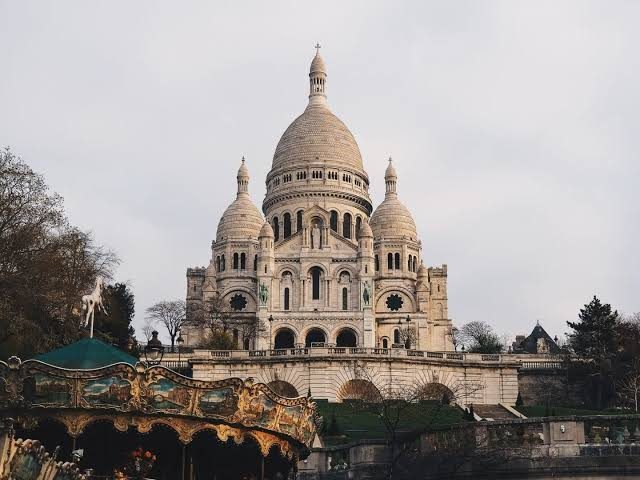 La basilique du Sacré-Cœur au sommet de la butte Montmartre, dans le 18e arrondissement de Paris