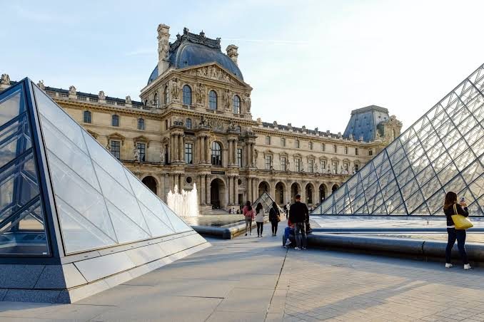 La pyramide du Louvre et le pavillon Richelieu dans le 1er arrondissement de Paris, secteur desservi en location de bus avec chauffeur