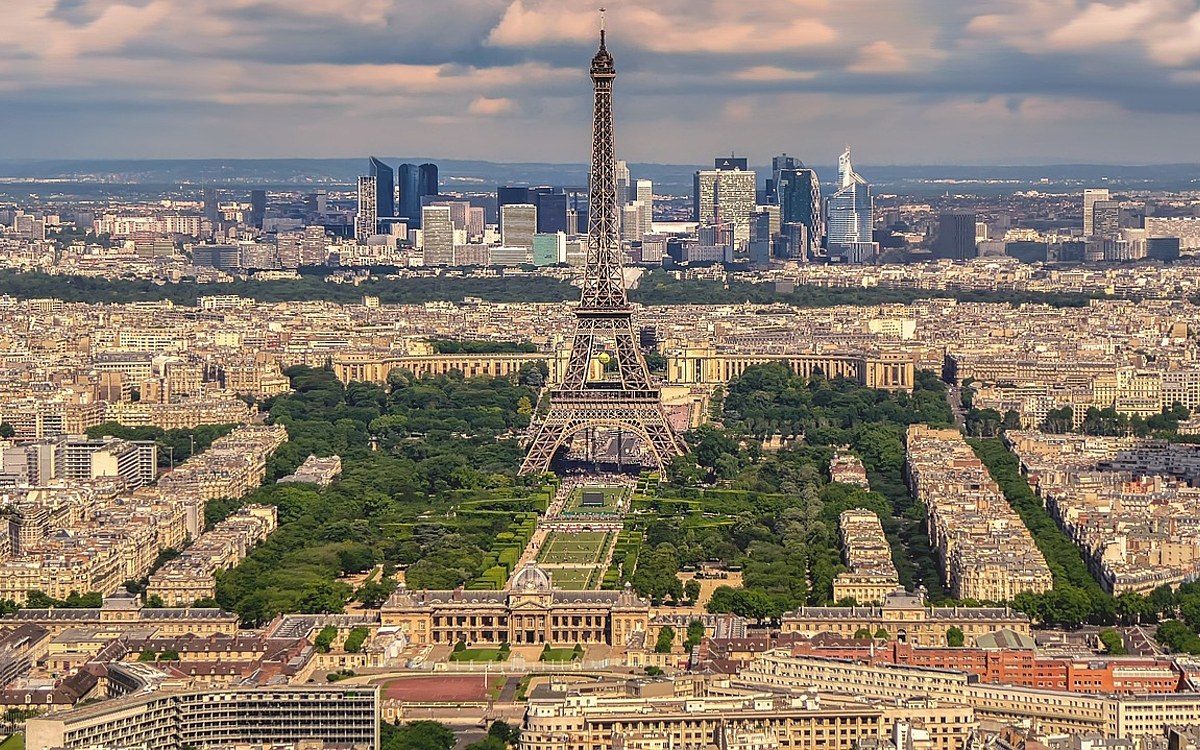 La tour Eiffel, le Champ-de-Mars et l'École militaire dans le 7e arrondissement de Paris, desservi en location de bus avec chauffeur