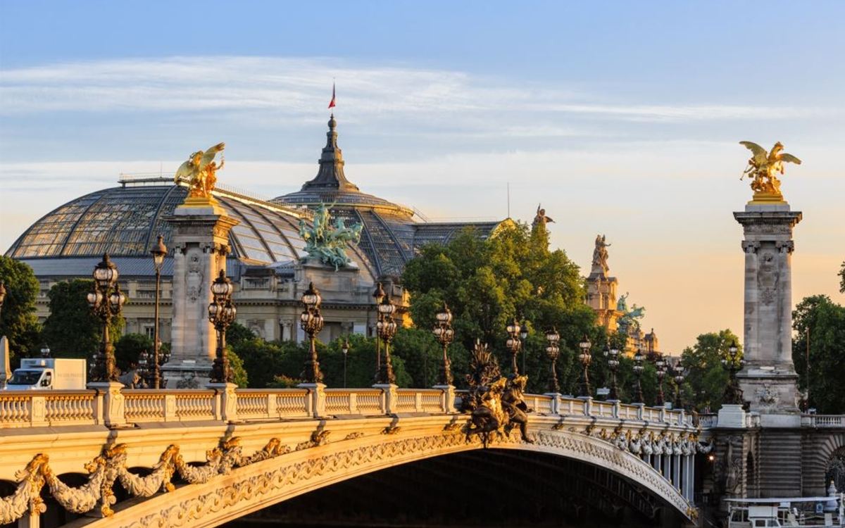 Le Grand Palais et le pont Alexandre-III dans le 8e arrondissement de Paris, secteur desservi en location de bus avec chauffeur