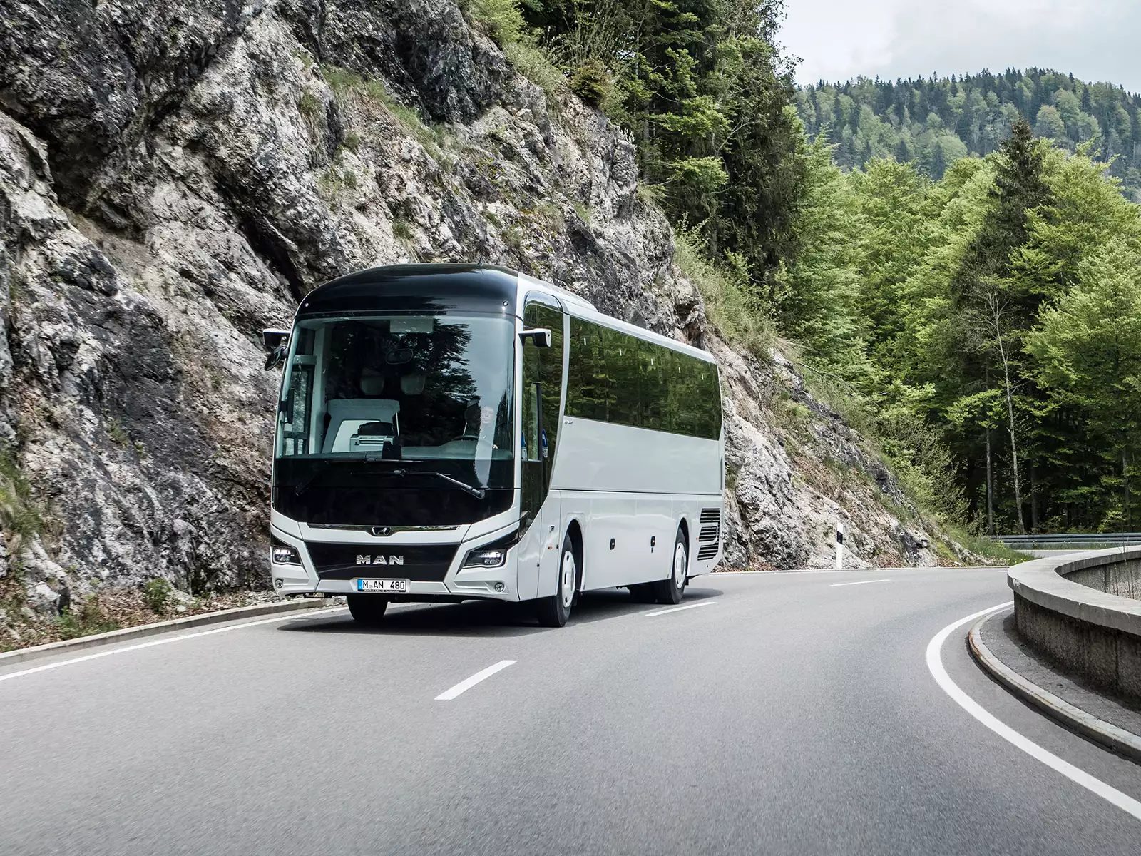 Autocar de tourisme avec grande soute à bagages sur la route, pour un transfert de groupe vers l'aéroport Roissy-CDG