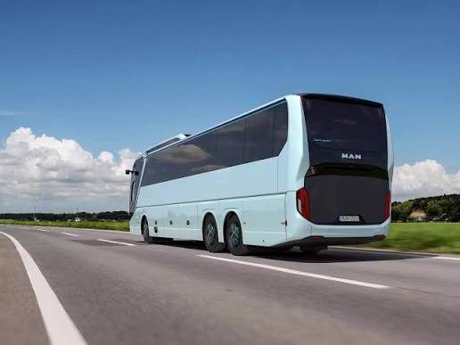 Autocar grand tourisme à trois essieux sur l'autoroute, pour une sortie de groupe à Disneyland Paris